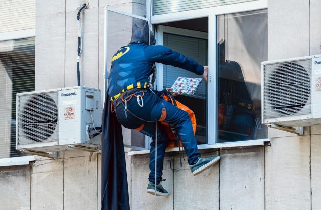 Супергерои се спуснаха от покрива на ИСУЛ и зарадваха малките пациенти на 1 юни 