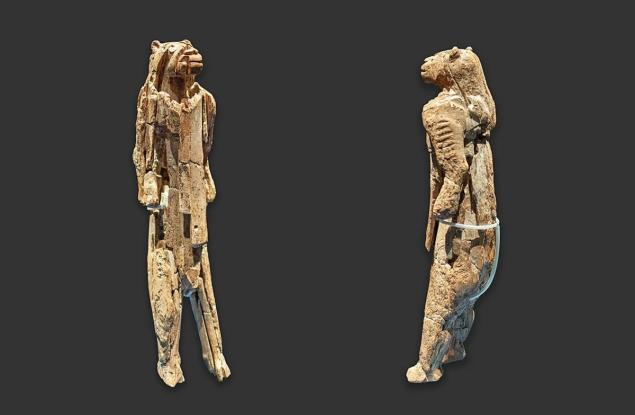 През 1939 г. археолози проучват пещера и откриват изумителна скулптура – хибрид между лъв и човек