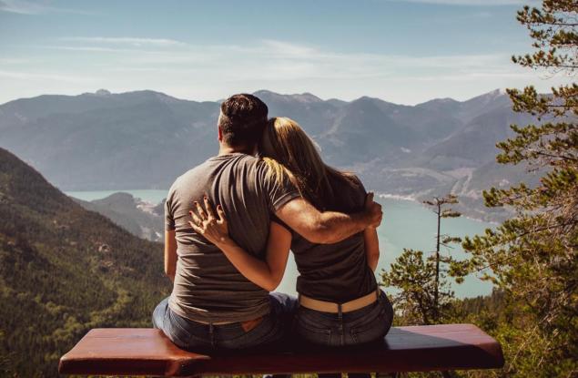 Как да разпознаете емоционалното дистанциране във връзката, преди да е станало твърде късно