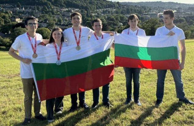Най-добрите български ученици по математика спечелиха пет медала от Международната олимпиада във Великобритания 