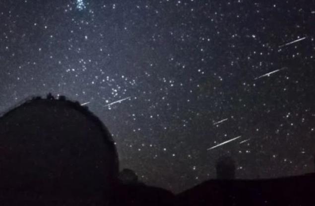 Заснеха видео на впечатляващ метеорен клъстер в небето над Хавай