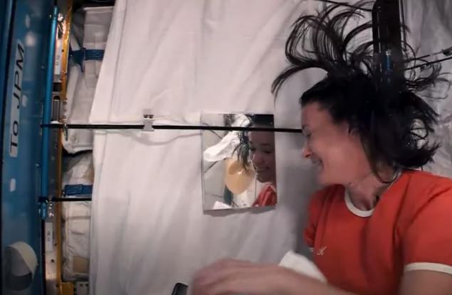 Как да ядем и да си мием косата в Космоса: Обяснението на една астронавтка