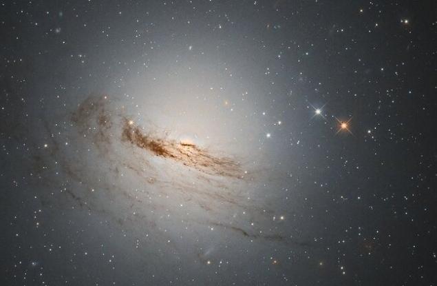 Нова снимка на „Хъбъл“ показва красивата смърт на една умираща галактика