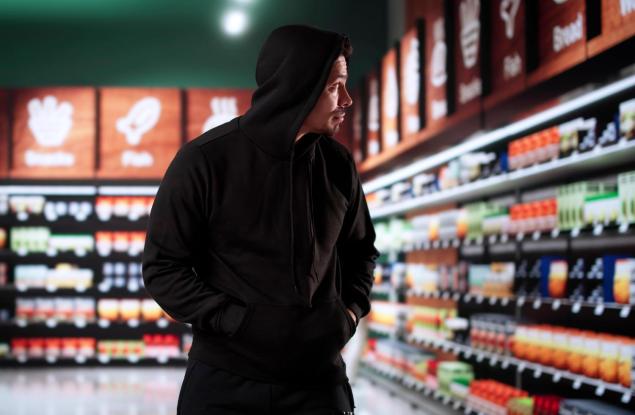 Виц: Обир в Кауфланд. Мъж заплашва касиерката