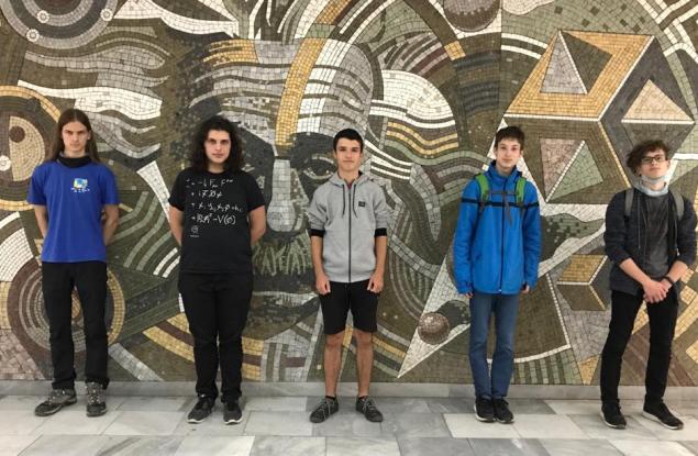 2 златни и 3 бронзови медала за България по физика