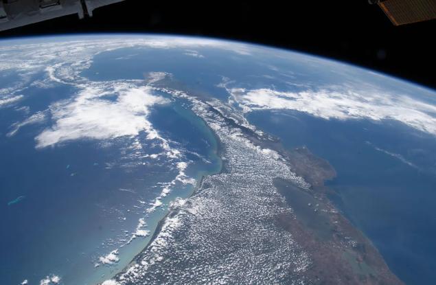 Тихият океан се намира на по-високо ниво от Атлантическия при Панамския канал. Как е възможно това?