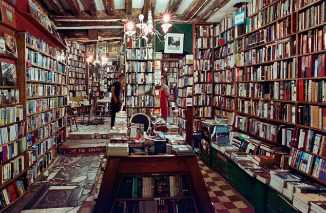 Бърза литература: как BookTok и издателската индустрия променят екологичния отпечатък на книгите?