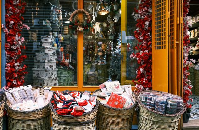 Пазаруваме, следователно празнуваме: скритата цената на Коледната еуфория