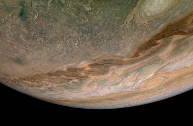 Заснеха как голям обект се разбива в Юпитер