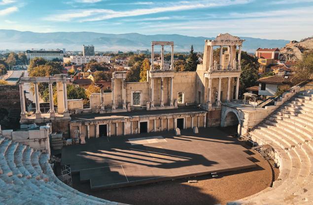 Амфитеатърът в Пловдив: Гласът на древността под тепетата