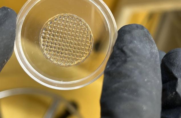 Учени създават изкуствена кожа с живи клетки за тестване на козметика без опити върху животни