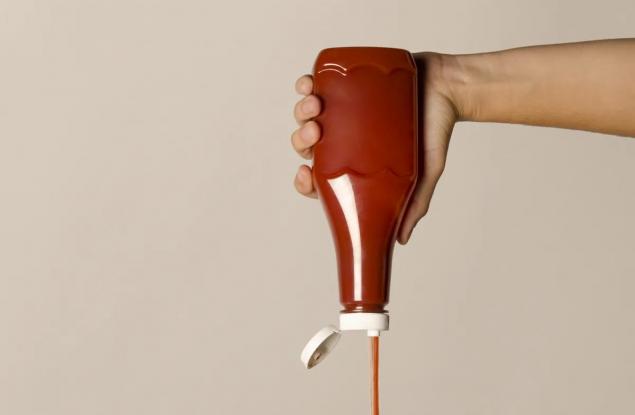 Защо кетчупът се разпръсква навсякъде, когато бутилката е на привършване?