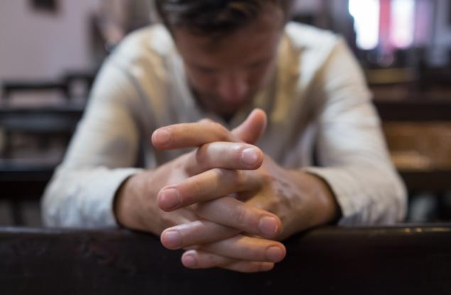 Виц: Прелюбодеец отива да се изповяда