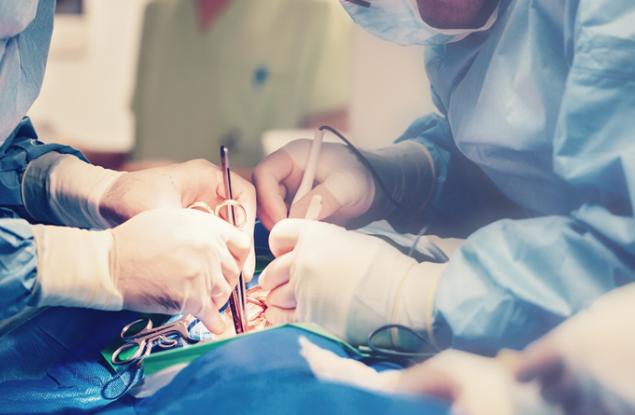 23 май 1962 г. - Лекари зашиват обратно успешно изцяло откъснатата ръка на едно малко момче