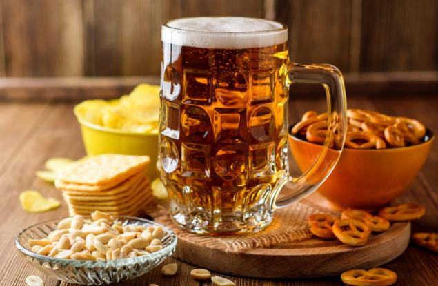 Физици обясниха защо фъстъците "танцуват" в бирата 