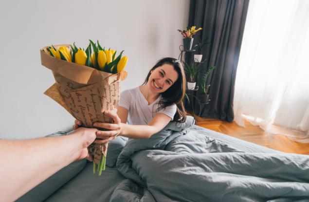 Виц: Кога мъжът носи цветя на жена си без повод?