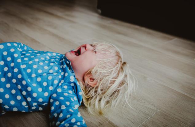 Детето опитва да се нарани само. Защо?