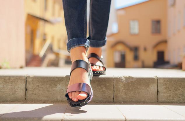 Трябва ли да носим дамски сандали с по-голям размер