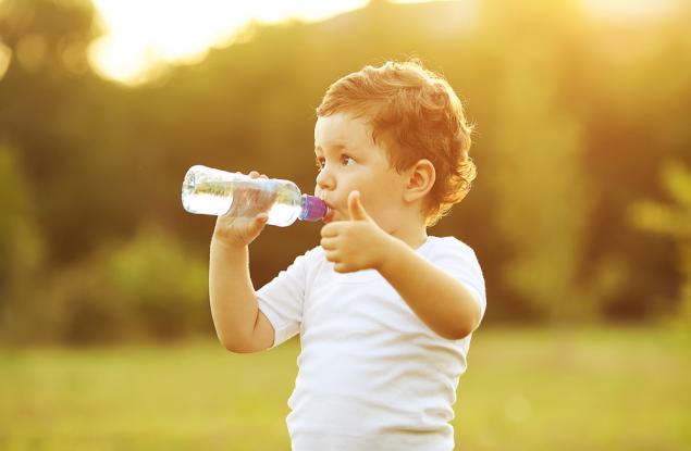 Избягвайте подсладени напитки и заложете на чиста изворна вода за профилактика на кариеса при децата
