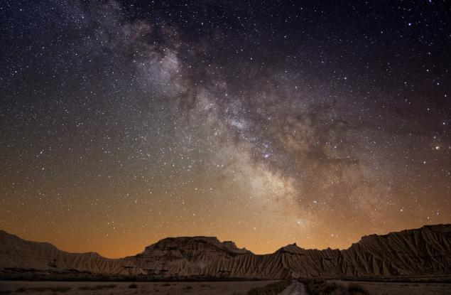 Защо космосът е толкова тъмен, въпреки че Вселената е изпълнена със звезди?
