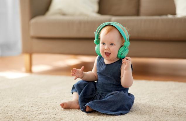 Музиката помага на бебетата да проговорят по-бързо