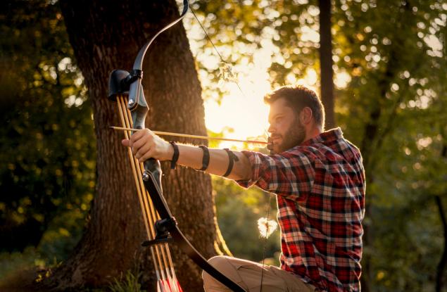 Виц: Вилхем Тел, Робин Худ и Бай Ганьо стрелят с лък