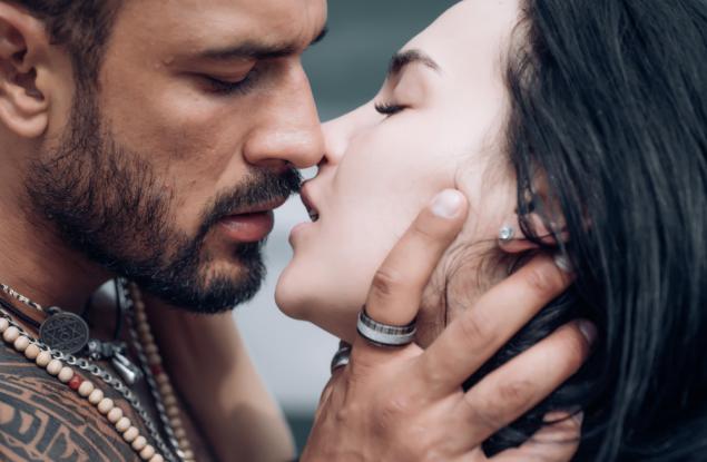 Защо мъжете се срещат с едни, а се женят за други: как да разпознаете бенчинга