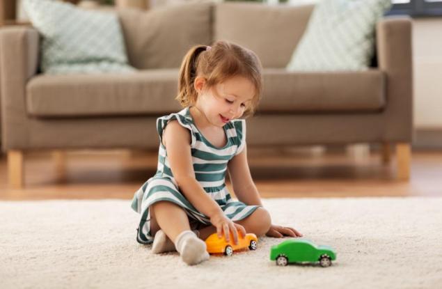 Момичето играе с колички, а момчето - с кукли