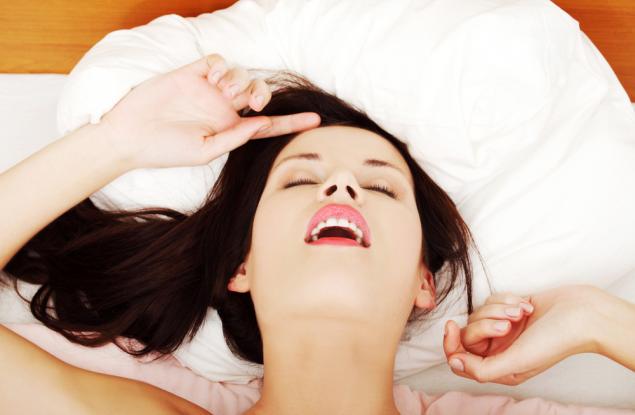 Защо жените пъшкат и стенат по време на секс?