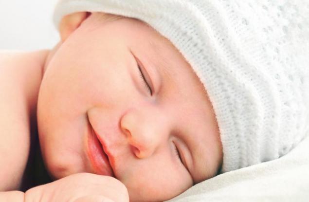 Защо бебетата се усмихват насън