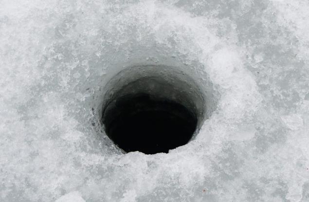 Падането на парче лед през 140-метрова ледена дупка звучи като престрелка с лазери