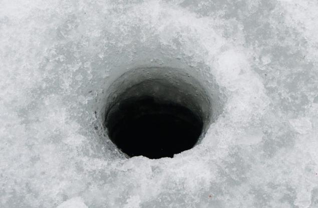 Падането на парче лед през 140-метрова ледена дупка звучи като престрелка с лазери