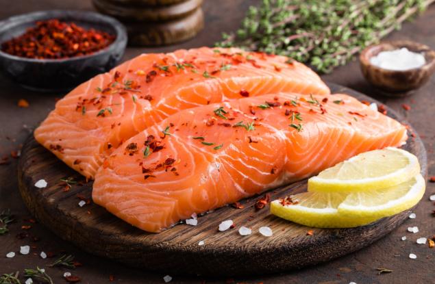 Сьомгата и сардините в храненето на средна възраст помагат срещу деменция на старини