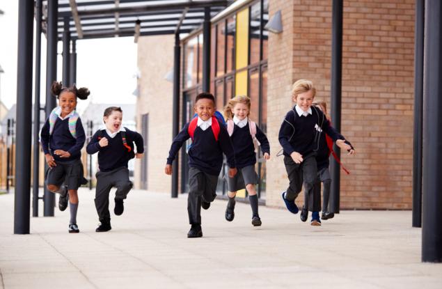 Училищните униформи обезкуражават децата да играят активно, установи проучване 
