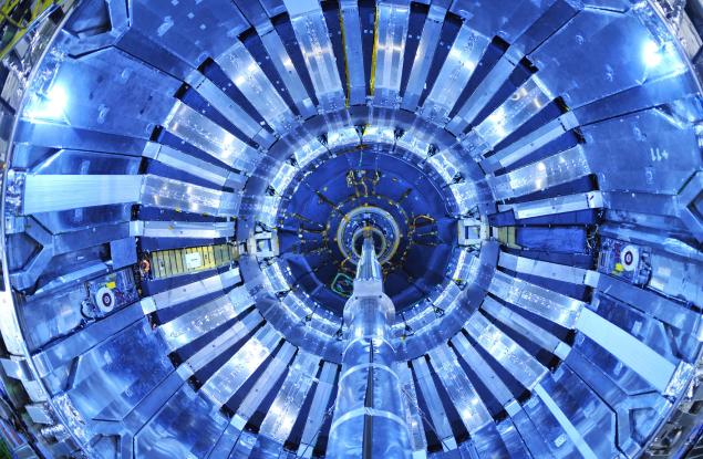 Историята на мъжа, който поставя главата си в работещ ускорител на частици