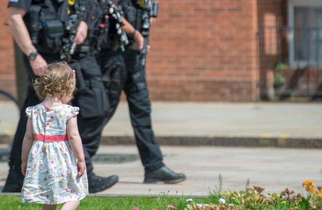 Виц: Малко момиченце вижда един полицай и му вика