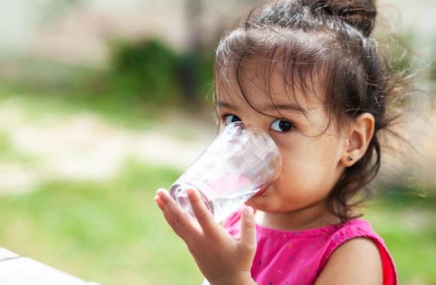 5 трика, които ще научат детето да пие от чаша