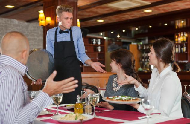 Виц: Сервитьор, пилето е прекалено студено