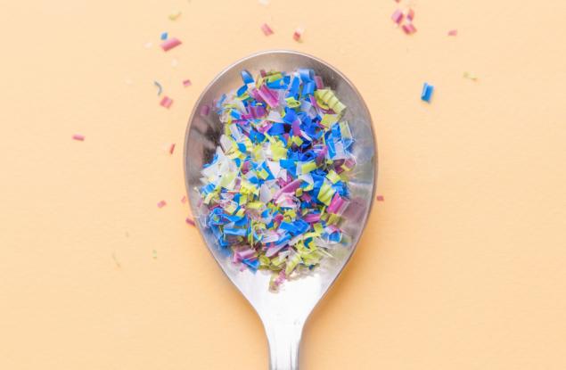 Всяка година поглъщаме и вдишваме хиляди частици пластмаса. Какво да правим сега?