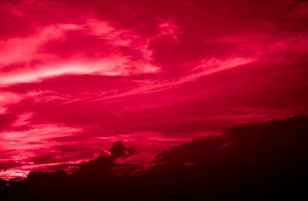 Небето над град в Китай се оцвети в кървавочервено. Защо това се случва?