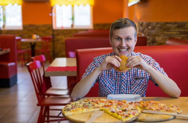 Искате да ви е по-вкусно? Не ползвайте прибори, хапвайте с ръце