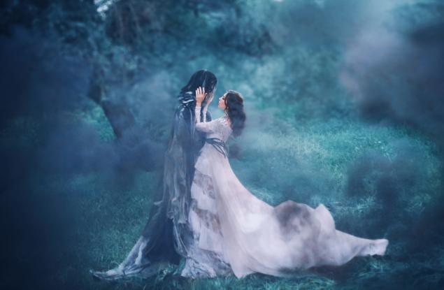 Това, което правят хората, които наистина те обичат, е да те прегърнат и да те обичат, когато не си за обичане