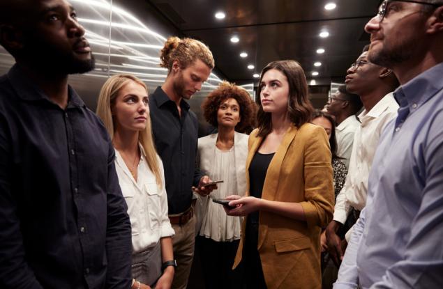 Защо в асансьора инстинктивно страним от другите хора?