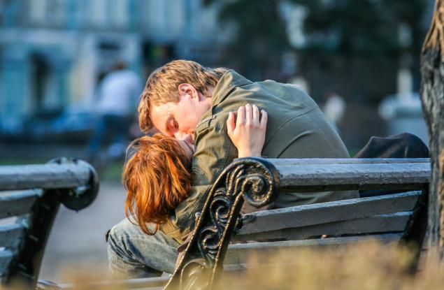 Обмяната на слюнка може да ни помага да се влюбим