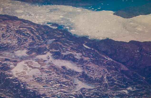 Учени: Гренландия "потъмнява"