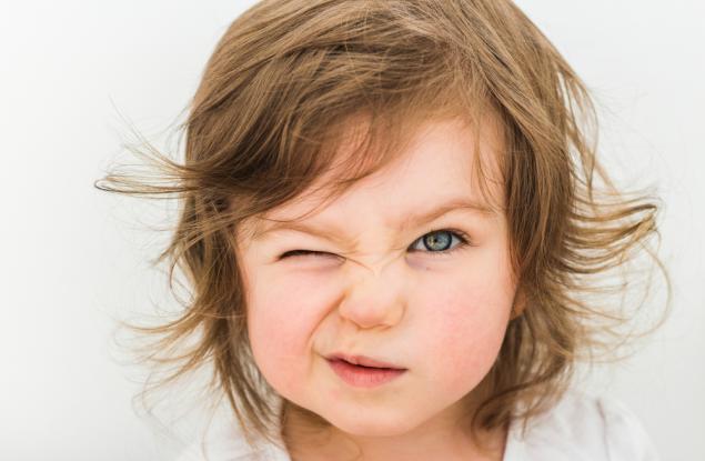 Досадните тикове: детето непрекъснато мига с очи 