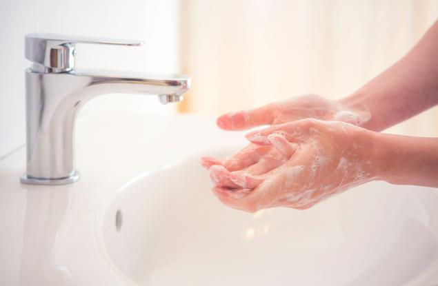 Какво не трябва да докосваме и къде вирусът остава с часове?