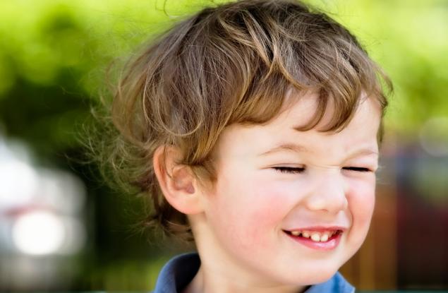 Досадните тикове: детето непрекъснато мига с очи 