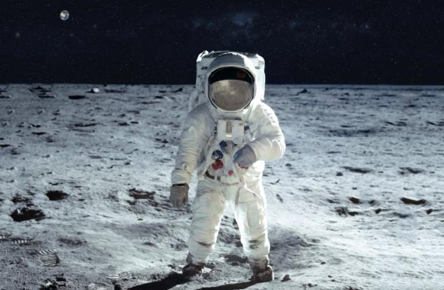 Учени разработиха метод за защита на скафандрите от лунния прах
