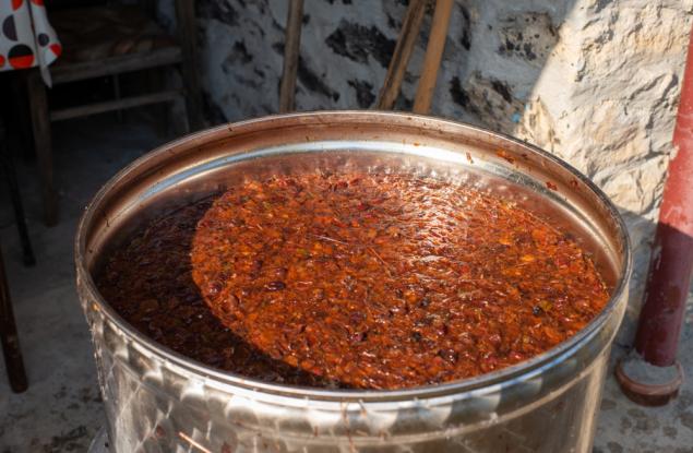 Виц: Мъж вари ракия, но...